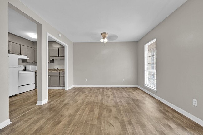 Building Photo - Westbury 1 bedroom 1 bath (downstairs)