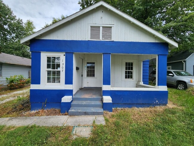 Building Photo - Spacious 2-Bedroom, 1-Bathroom Home AVAILA...