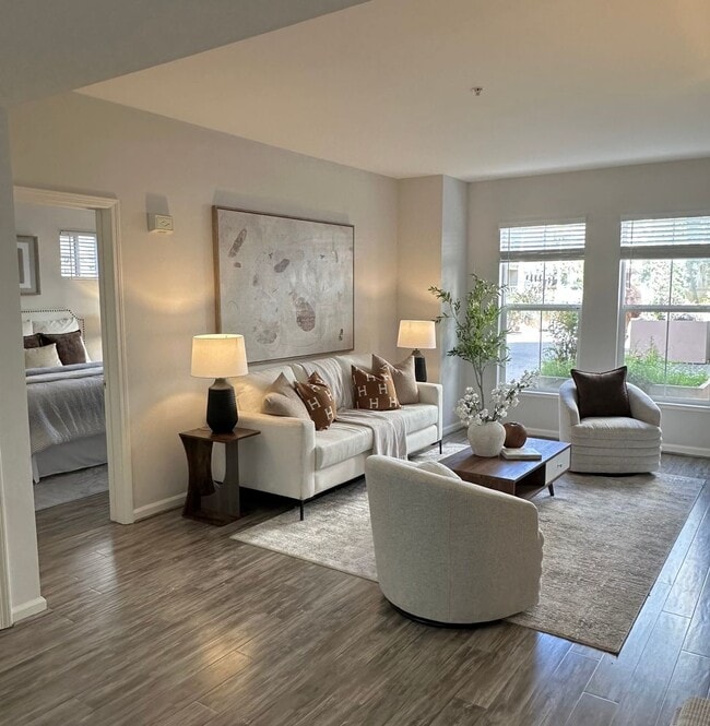 Building Photo - Fabulous ground floor condo, private patio, walk to train/shopping, fresh, updated, gorgeous!