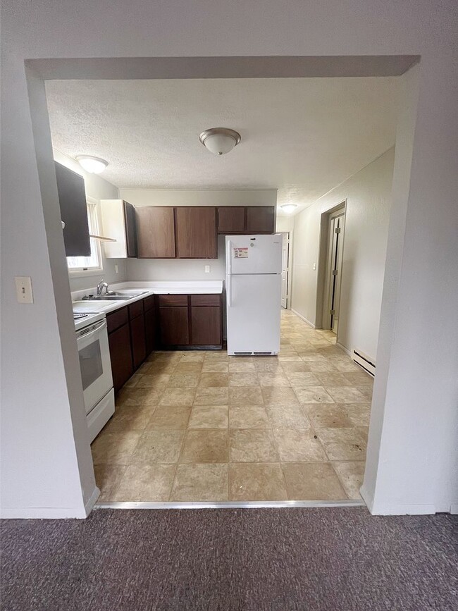 Kitchen - Country Manor Apartments