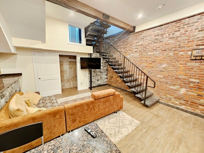 Building Photo - 1028 Commonwealth Ave Unit 1