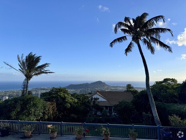 Building Photo - Maunalani Heights - Renovated 4 bedroom, 3... Rental