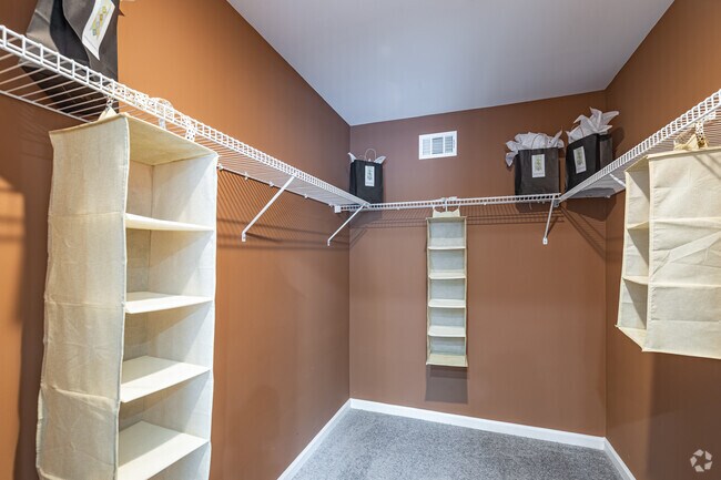 2BR, 2BA - 970SF - The Bristol 2 - Walk-in Closet