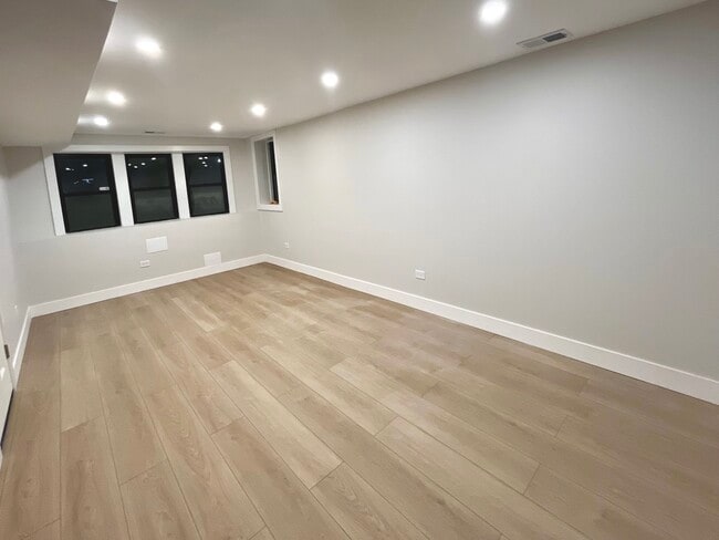 Photo - 1443 W Oakdale Ave Unidad 1