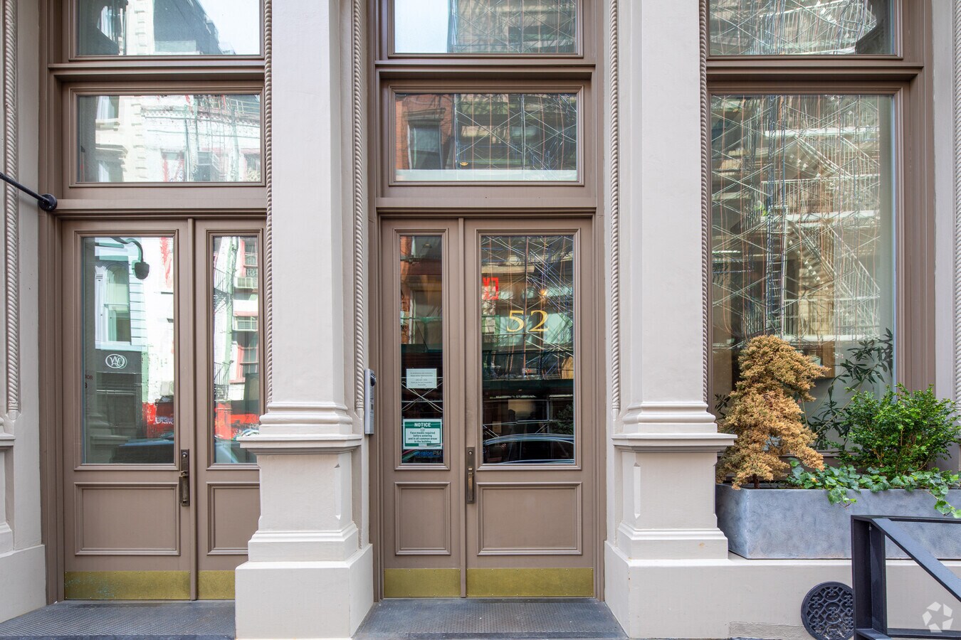 Entrada - 52 Lispenard St