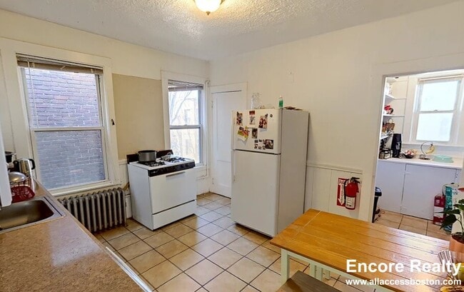 Photo - 162 Kelton St