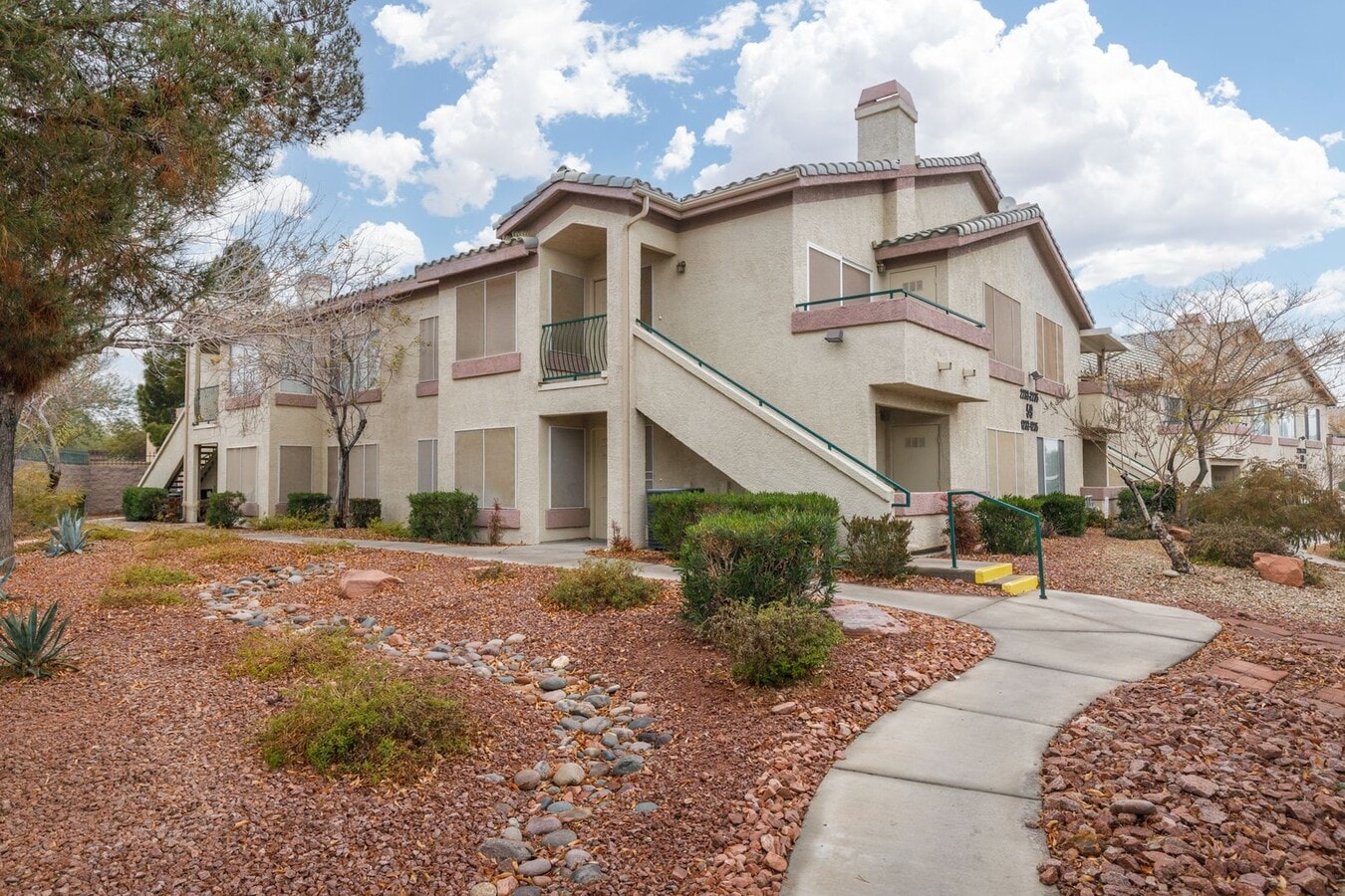 Three bedroom unit on the 1st floor of gat... - Three bedroom unit on the 1st floor of gat...