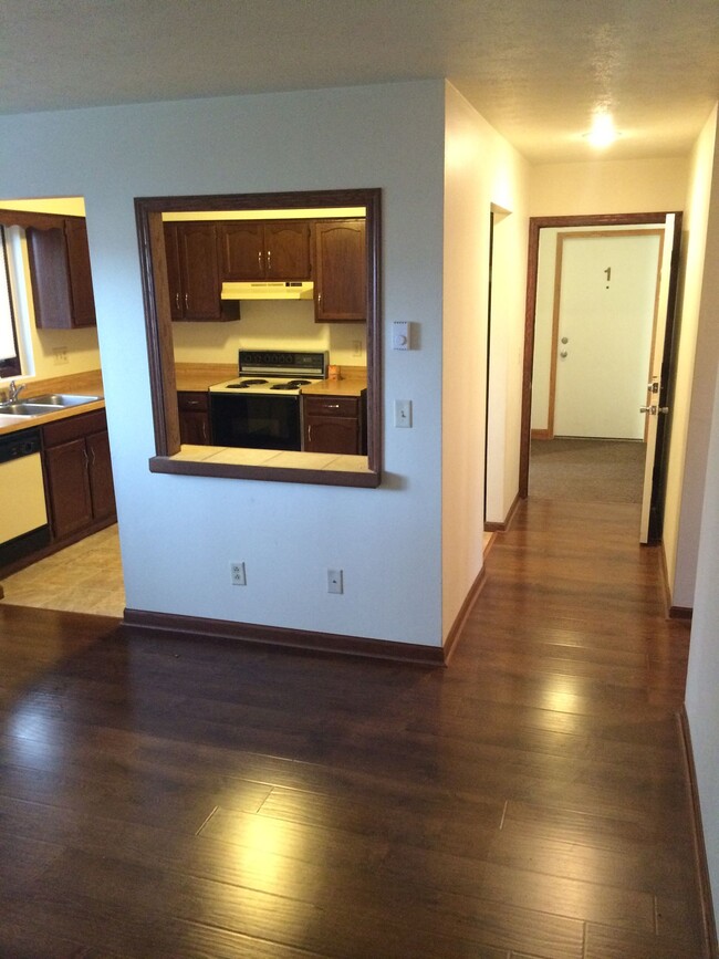 Immaculate Updated 2 Bedroom - Immaculate Updated 2 Bedroom Apartments