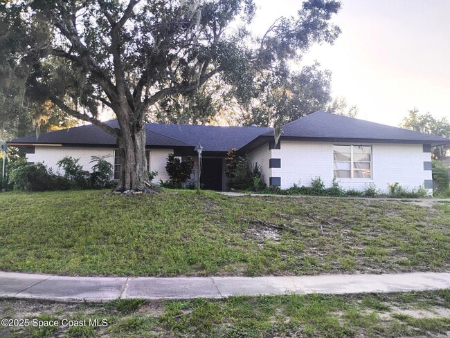 Building Photo - 1610 Carriage Dr Rental