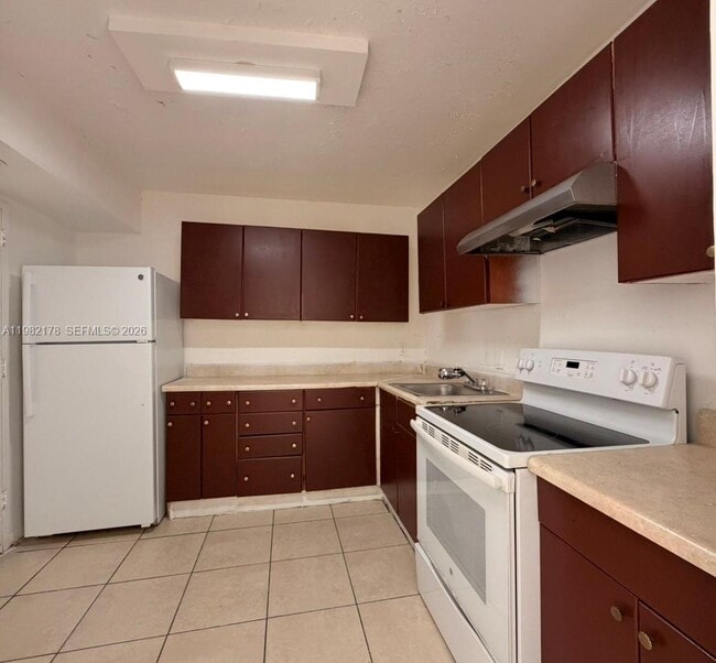 Building Photo - 2025 NE 164th St Unit 803