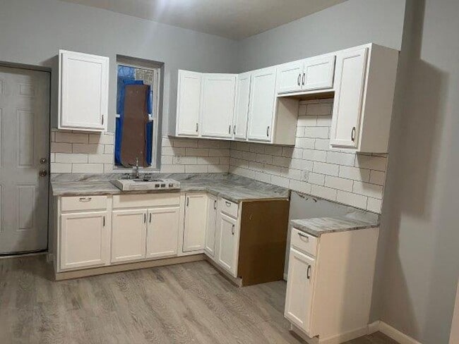 Building Photo - Stunning Renovated 3 Bedroom home, great l...