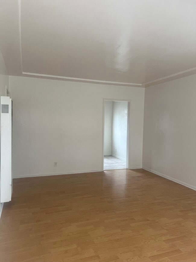 Photo - 511 N La Brea Ave Unidad B