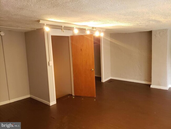 Building Photo - 114 N 3rd St Unit 2