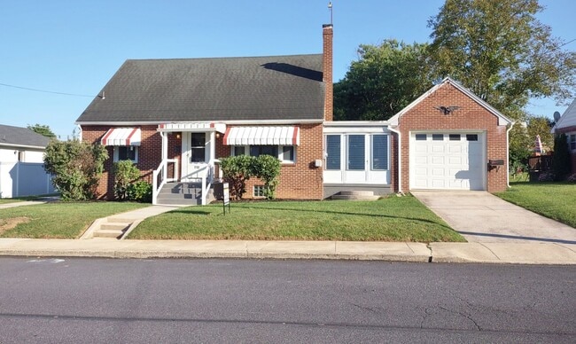 Building Photo - 4 Bed / 2 Bath Single Family Home