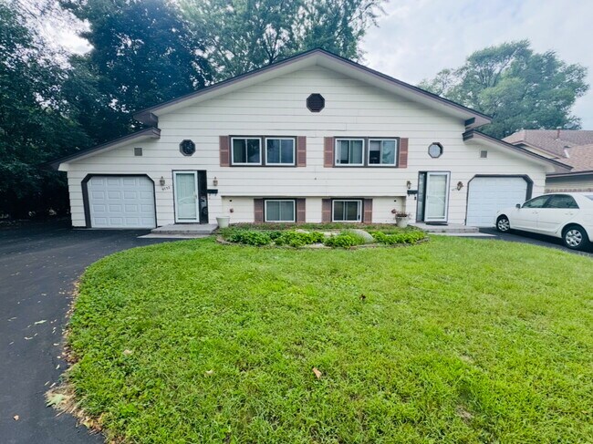 Building Photo - "Charming 2-Bedroom Side by side Duplex in Bloomington – Spacious 1,500 Sq. Ft. with 1.5 Baths!"