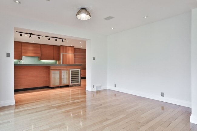 Photo - 46 Sandringham Dr.