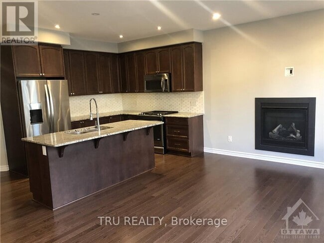 Photo - 222 Fergus Cres