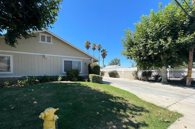 Entrada a la calle de entrada a los apartamentos Eucalyptus en Moreno Valley, California. - Eucalyptus Apartments