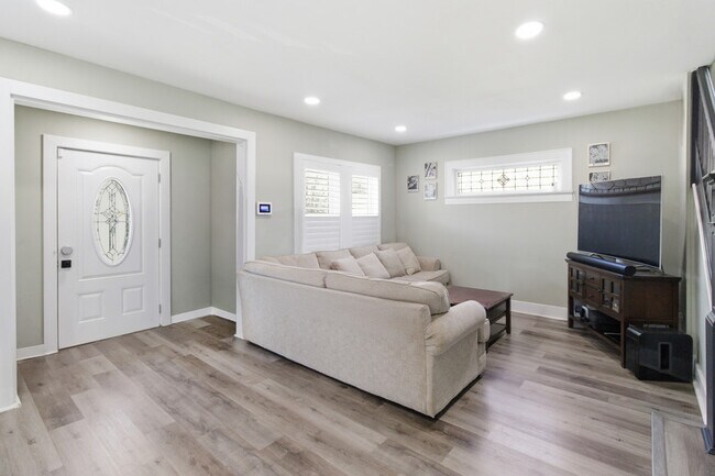 Photo - 925 Plainfield Ave