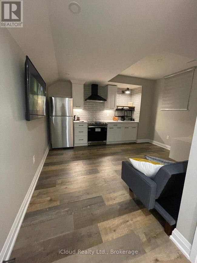 Photo - 1438 Everest Cres