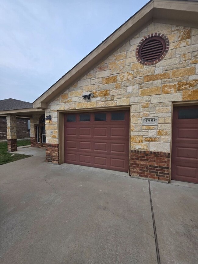 Building Photo - 4700 Passion Flower Loop