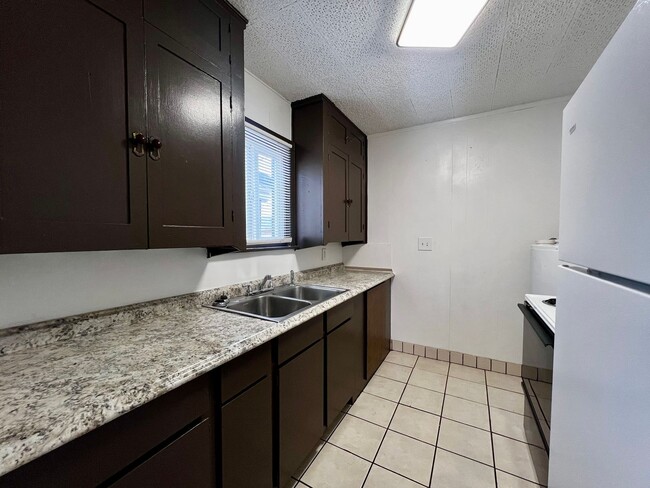 Building Photo - D1011 Unit 1/2