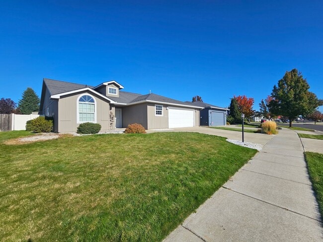 Building Photo - $2,100 - 2 Bed / 2 Bath Beautiful House in...