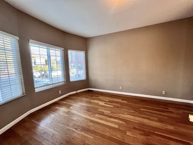 Photo - Lovely and spacious 2bd / 1 bth plus bonus room with washer & dryer!