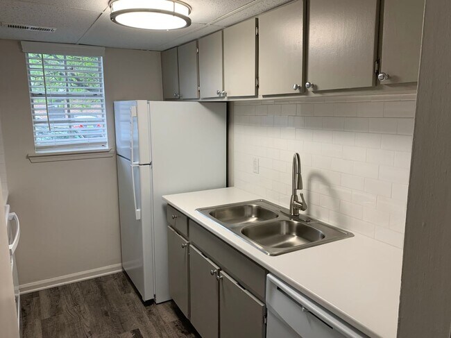 2 BR, 1.5 BA TH 860SF