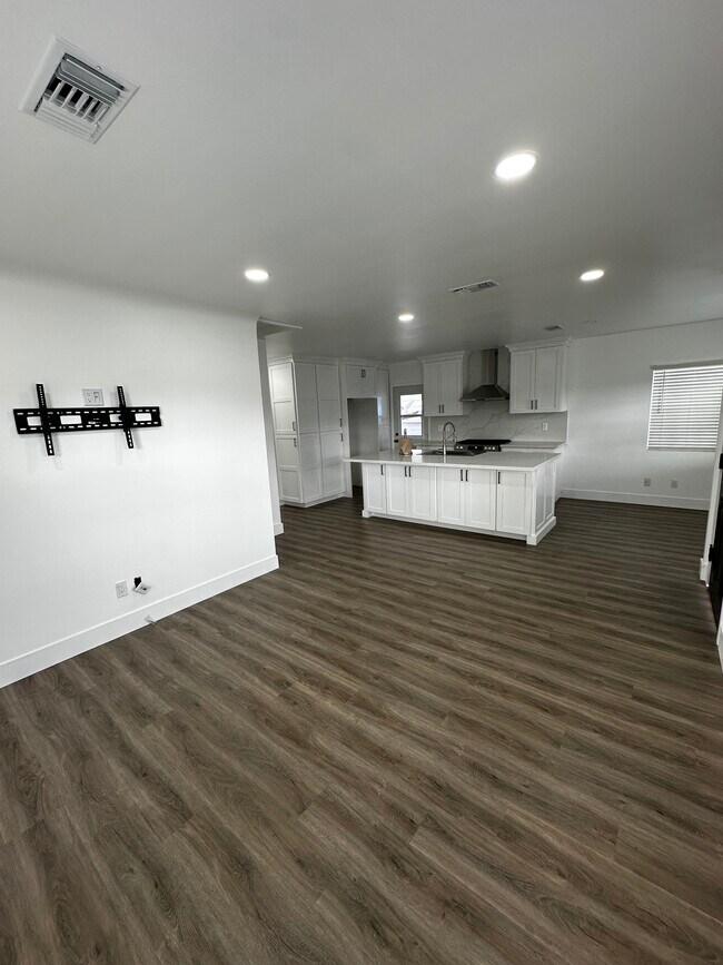 Sala de estar / Cocina - 2925 Artesia Blvd