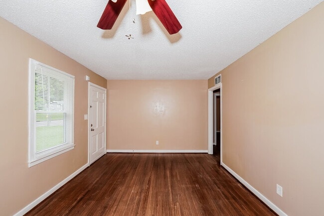 Photo - 1011 Menlo Ln