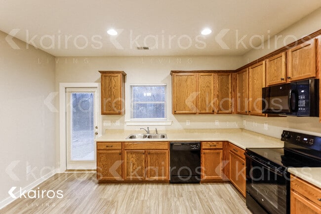 Photo - 611 White Oak Cir