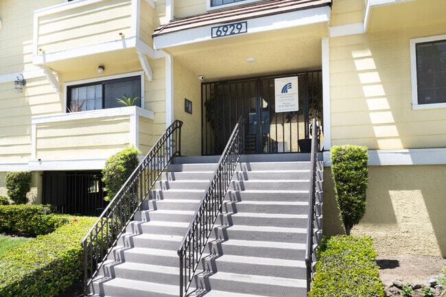Building Photo - Nelk Manor Rental