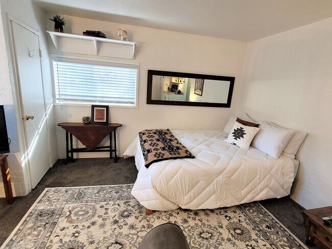 Photo - Walk & Bike Friendly! Great Economical Ren...