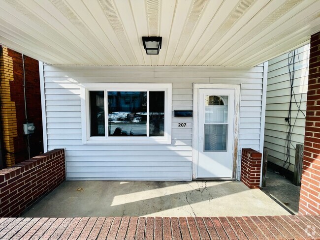 Building Photo - Newley Updated Home Minutes From The Water...