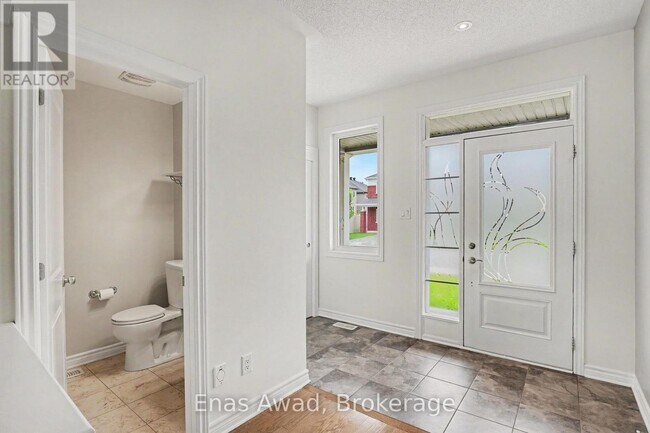 Photo - 152 Westover Cres