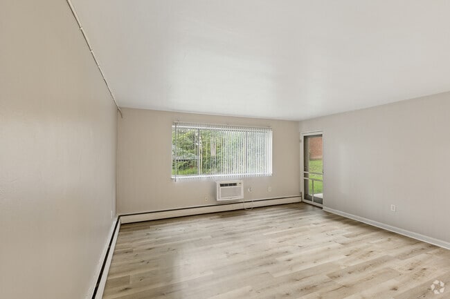 1BR, 1BA - 750SF - Living Room