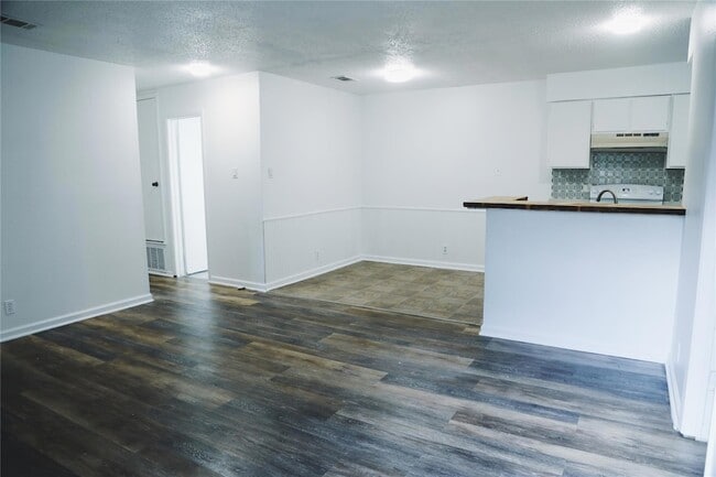 9906 Hundred Oaks Cir Unit B
