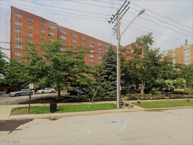 Building Photo - 11820 Edgewater Dr Unit 103