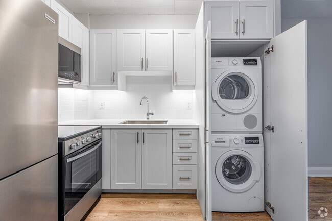 1BR, 1BA - 696SF - Kitchen - 255 King