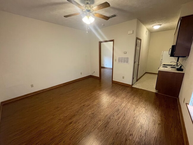 Building Photo - JUNE MOVE-IN | Charming 1-Bedroom Apartment | Prime Location Near Downtown & MSU Unit 10