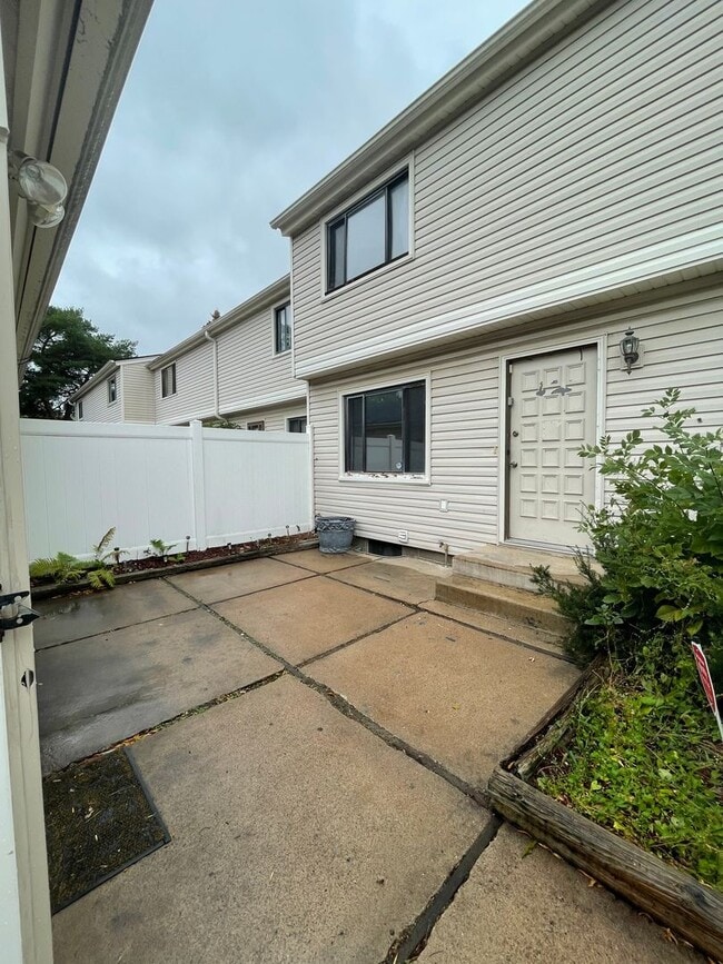 Photo - Spacious 3 BR / 2 BA Townhouse w/ Walkout ...