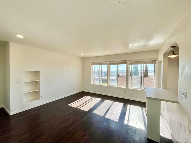 Building Photo - Spacious Studio with Archways, Kitchen Isl... Unit 1406-5 Sassafras