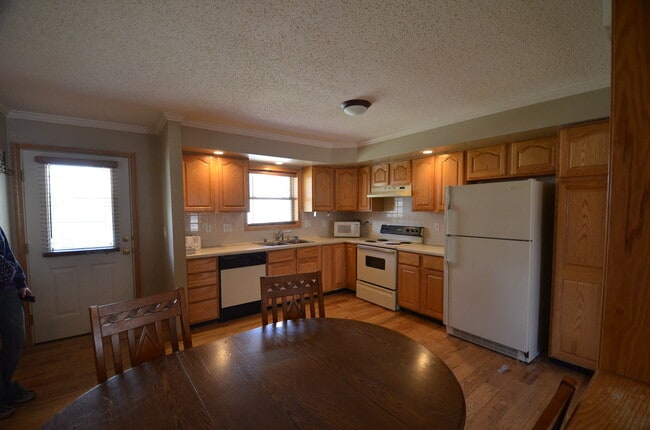 Photo - On Bus Route! 2bed/2.5 Bath, Sunny Town House! Fresh paint!