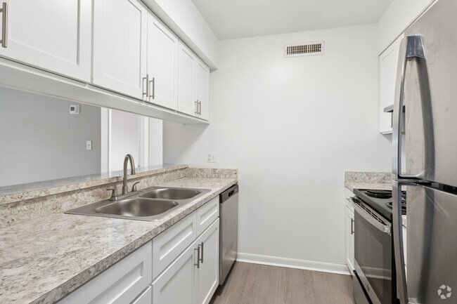 1BR, 1BA - 750SF - Kitchen - Mirador at Woodside