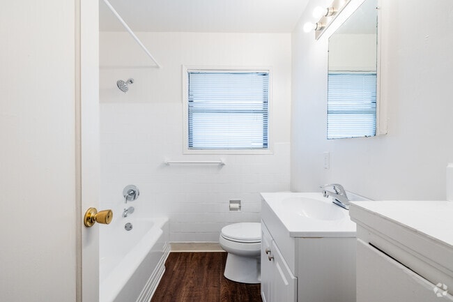 2Br, 2BA - 900SF Bathroom 2