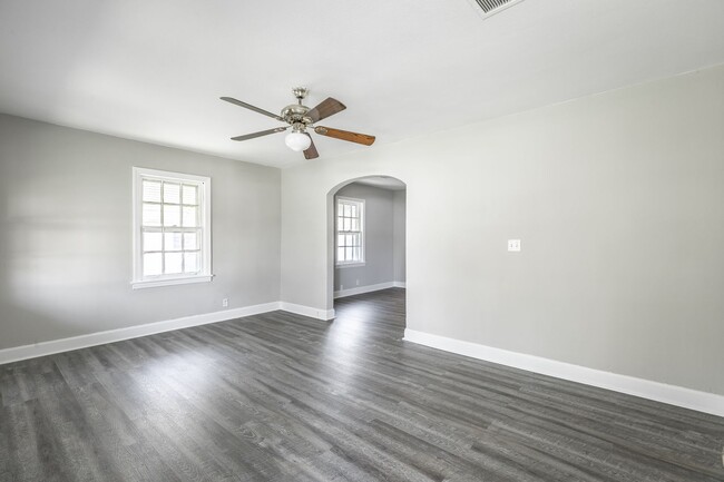 Building Photo - Newly Renovated 2 Bedroom 1 bath Home