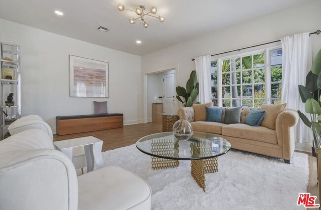 Photo - 653 N W Knoll Dr