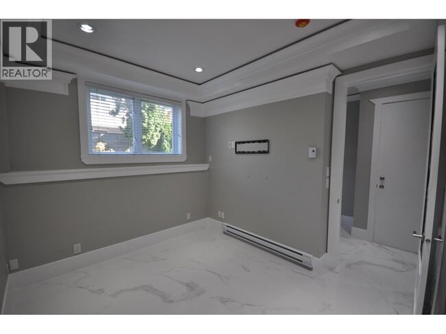 Photo - 7505 Kingsway