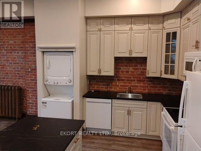 Photo - 251 Front St